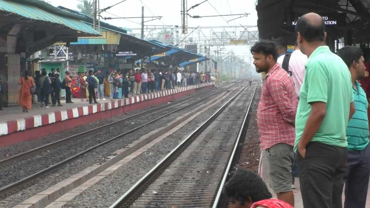 Train Cancellation: তোমার দেখা নাই রে, তোমার দেখা নেই! রোববারে এ কী হল লোকাল ট্রেনের Train Cancellation: তোমার দেখা নাই রে, তোমার দেখা নেই! রোববারে এ কী হল লোকাল ট্রেনের
