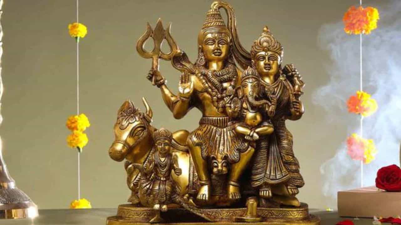 Shiva Mahbobi Mahashivratri 2024: ঠাকুরঘরে শিবের পরিবারের ছবি কোথায় রাখবেন ...