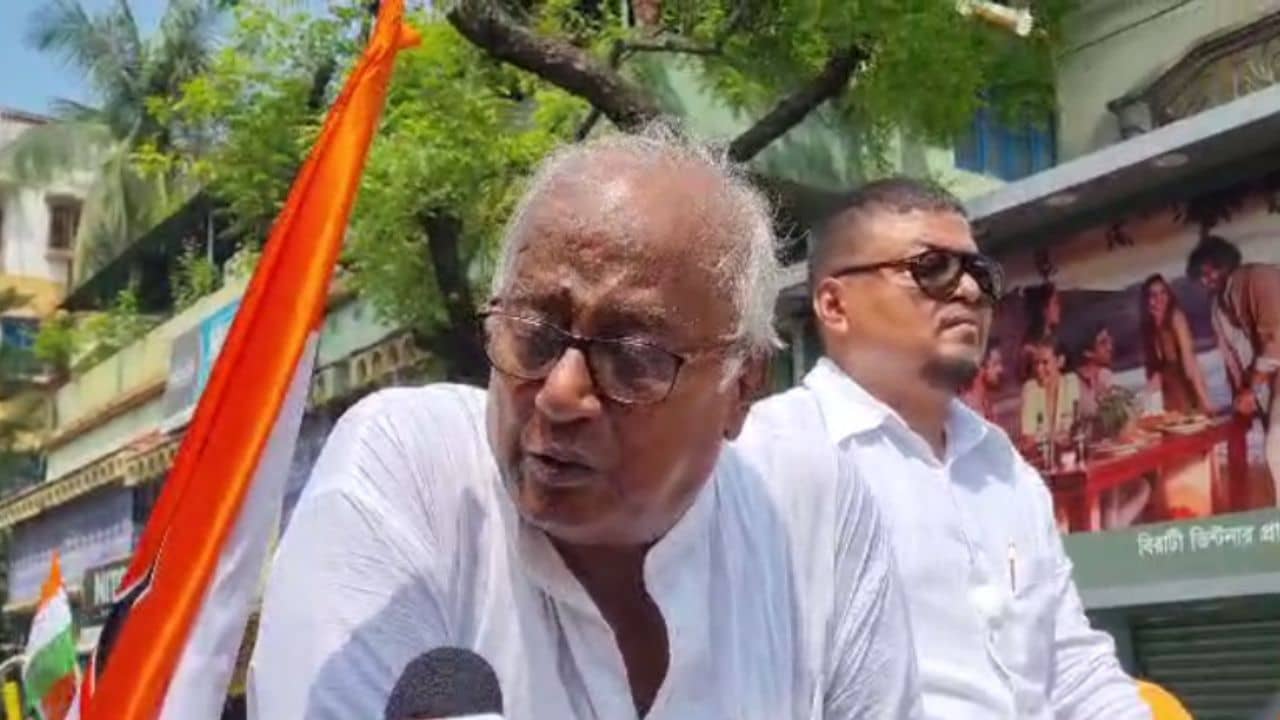 Sougata Roy: হুড খোলা গাড়িতে সৌগত, অপরূপাকে নিয়ে সাংবাদিক প্রশ্ন করতেই বললেন, উত্তর দেব না