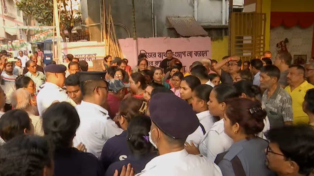 Kolkata: ক্লাব ভাঙাকে কেন্দ্র করে রণক্ষেত্র নেতাজিনগর, জমি দখলের অভিযোগ প্রোমোটারের বিরুদ্ধে Kolkata: ক্লাব ভাঙাকে কেন্দ্র করে রণক্ষেত্র নেতাজিনগর, জমি দখলের অভিযোগ প্রোমোটারের বিরুদ্ধে