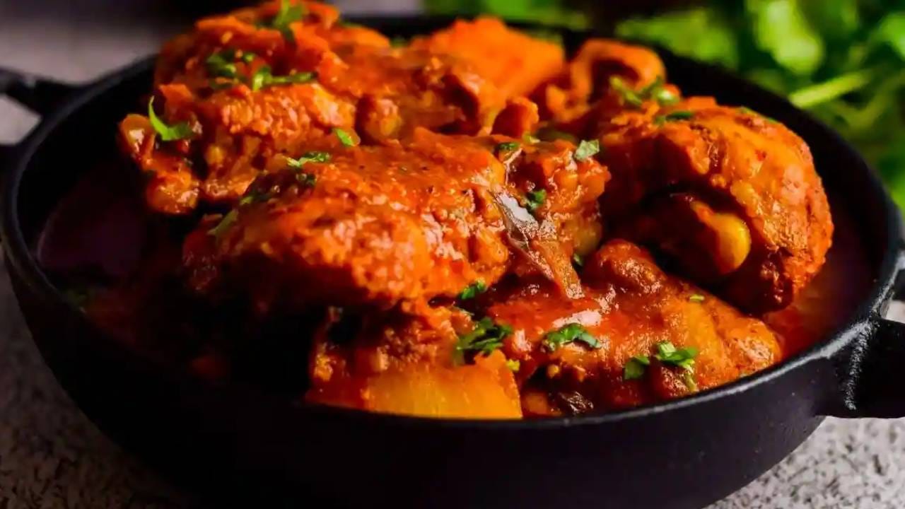 তেল-মশলাযুক্ত খাবার যাঁরা খুব বেশি পরিমাণে খান, তাঁদের মধ্যে এই রোগে আক্রান্ত হওয়ার সম্ভাবনা বেশি থাকে বলে মত চিকিৎসকদের। 