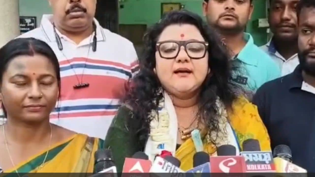 Bankura: মমতাকে মা সারদার সঙ্গে তুলনা সুজাতার, কড়া সমালোচনা বিজেপির