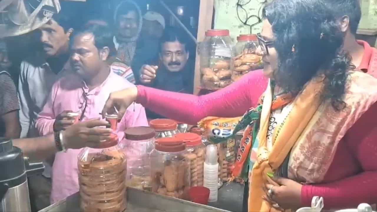 Sujata Mondal: ' মা বলে আমি একটা জিনিসই ভাল করতে পারি', প্রচারে বেরিয়ে হঠ্ করে সেটাই করে দেখালেন সুজাতা Sujata Mondal: ' মা বলে আমি একটা জিনিসই ভাল করতে পারি', প্রচারে বেরিয়ে হঠ্ করে সেটাই করে দেখালেন সুজাতা