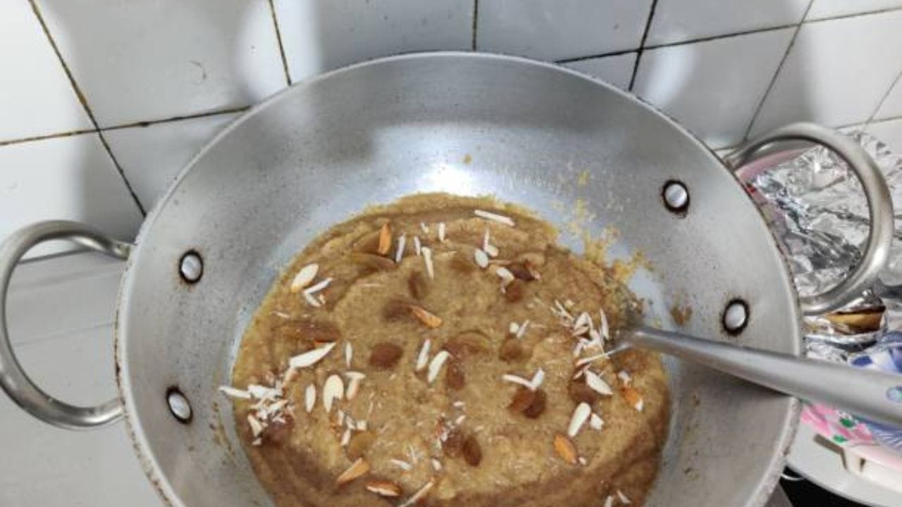 প্রসাদী থালায় লুচি, পাঁচ রকমের ভাজার সঙ্গে সাজিয়ে দিন এই সুজির ভোগ। ঠাকুর তুষ্ট হবেন আর পুজো পাঠ সেরে আপনিও খেতে পারবেন।