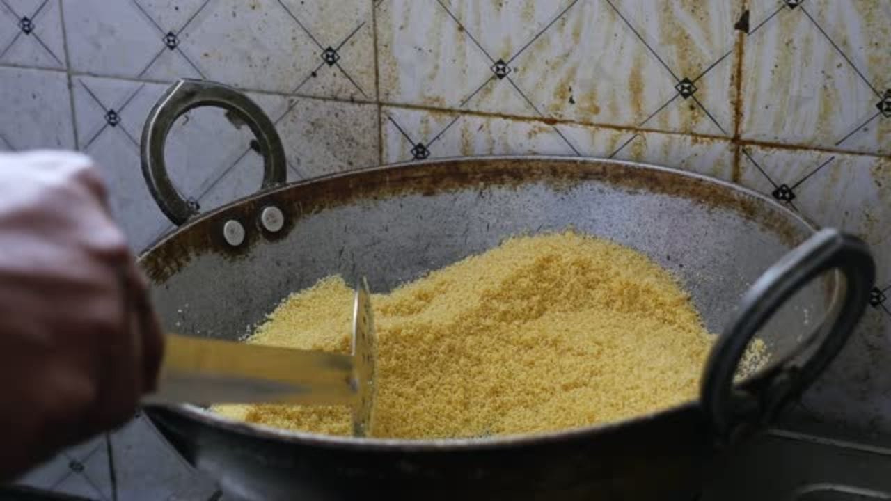 কেউ যাবেন মন্দিরে কেউ আবার বাড়িতেই পুজো করবেন। বাড়িতে বানিয়ে নিন এই মিষ্টি। বানানো যেমন সহজ তেমনই নিবেদন করতে পারেন প্রসাদে