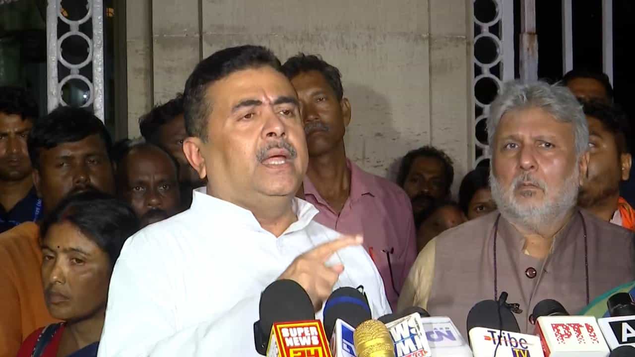 Suvendu Adhikari: ভোট পূর্ববর্তী হিংসায় পুলিশকে কাঠগড়ায় তুলে রাজ্যপালের দ্বারস্থ শুভেন্দু, সঙ্গে মৃত দলীয় কর্মীর মা Suvendu Adhikari: ভোট পূর্ববর্তী হিংসায় পুলিশকে কাঠগড়ায় তুলে রাজ্যপালের দ্বারস্থ শুভেন্দু, সঙ্গে মৃত দলীয় কর্মীর মা