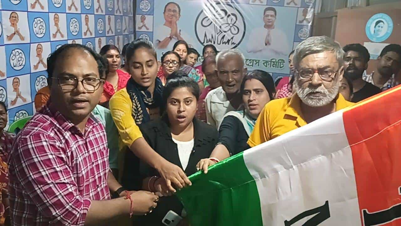 Balurghat Politics: দিনে বিজেপি যোগ, রাতে তৃণমূলে ‘ঘর ওয়াপসি’! Balurghat Politics: দিনে বিজেপি যোগ, রাতে তৃণমূলে ‘ঘর ওয়াপসি’!