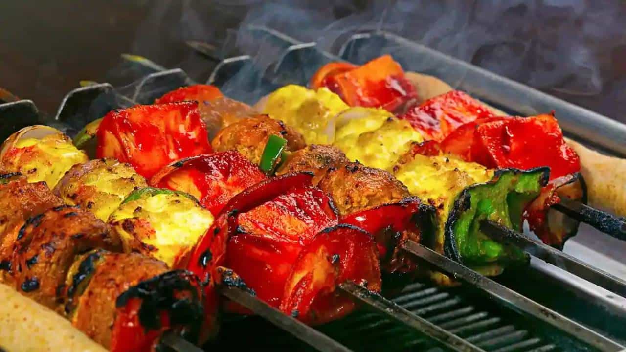 তন্দুরির মজাই আলাদা: তন্দুরি পার্টির রেওয়াজ শুরু হয়েছে বেশ কয়েক বছর ধরেই। রাতের বেলায় বাড়ির ছাদে তন্দুরি বানিয়ে খাওয়া সেই সঙ্গে আড্ডা দেওয়ার মজাই আলাদা।