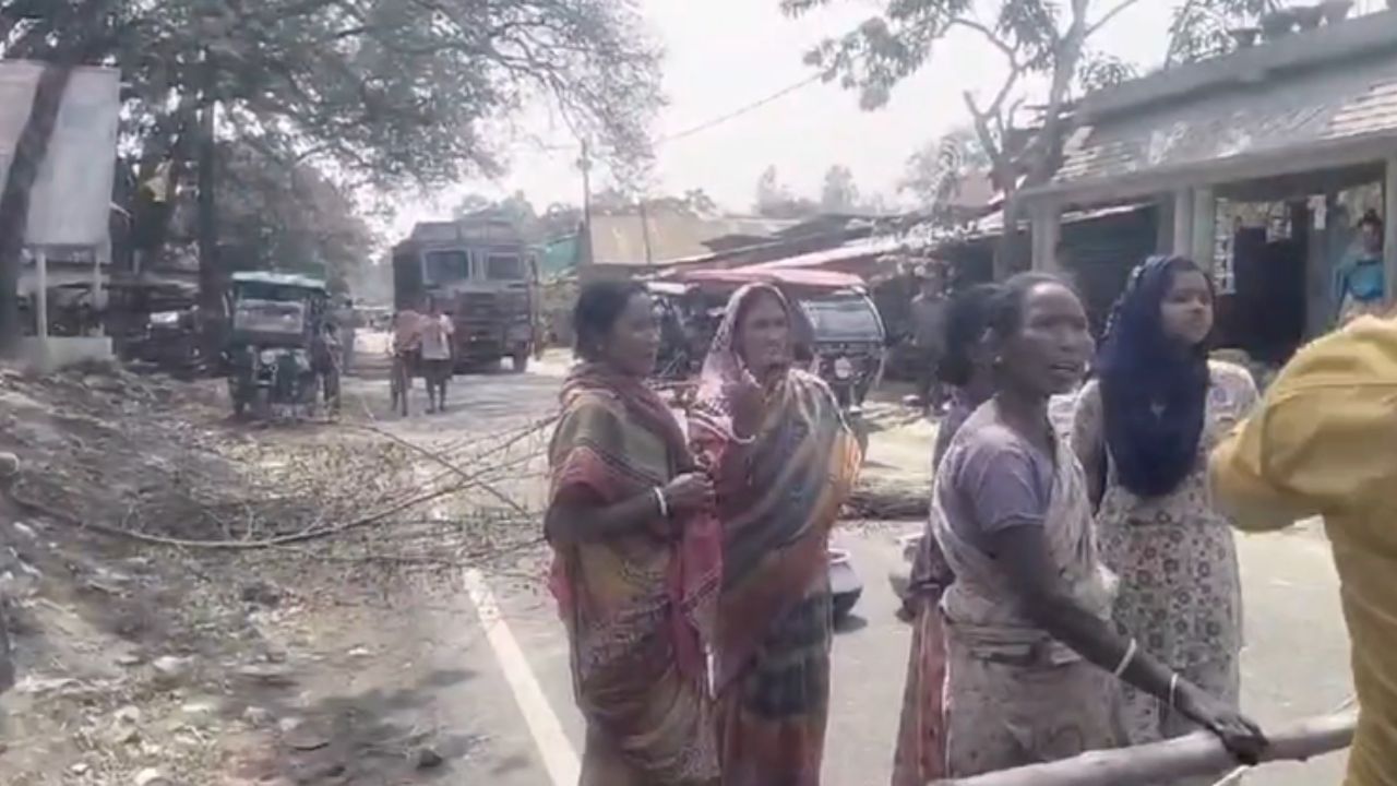 Tapan: গ্রামে পানীয় জলের অভাব, প্রতিবাদে পথে নামলেন মহিলারা