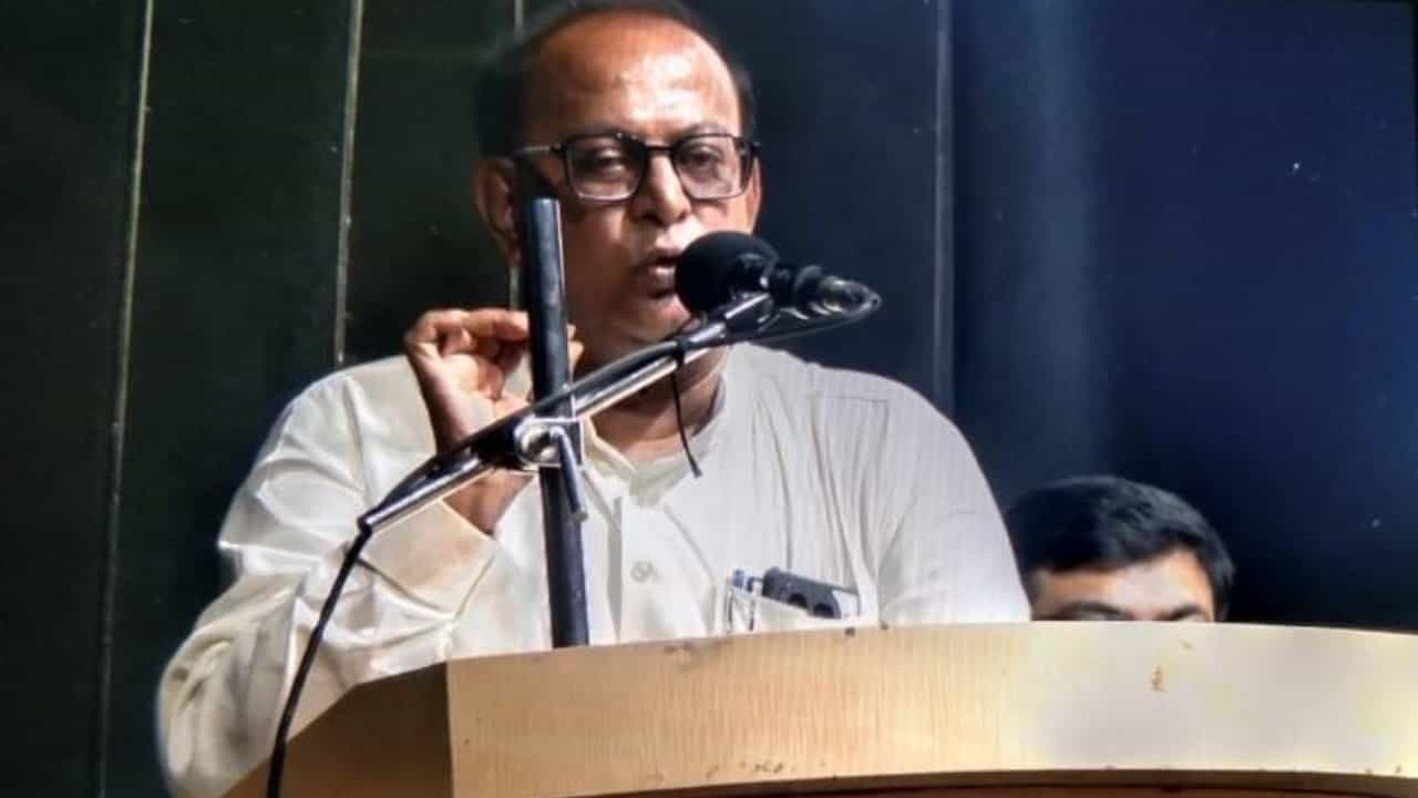 TMC: ‘পতাকার তলায় আছেন বলে..., কেড়ে নিলেই…’, কী ইঙ্গিত দিচ্ছেন তৃণমূল কাউন্সিলর? TMC: ‘পতাকার তলায় আছেন বলে..., কেড়ে নিলেই…’, কী ইঙ্গিত দিচ্ছেন তৃণমূল কাউন্সিলর?