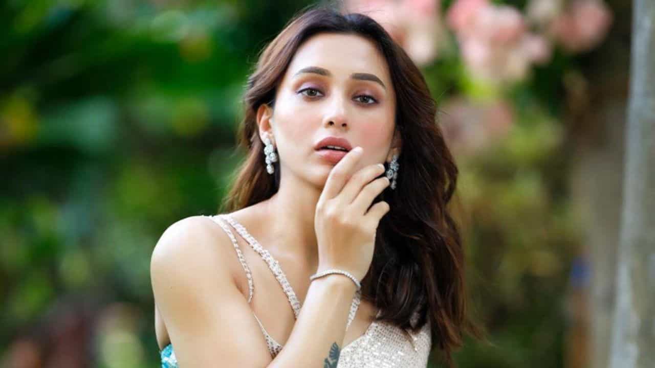 মধ্যরাতে ফাঁকা কলকাতায় দুর্ঘটনা, সাহায্যের হাত বাড়ালেন মিমি, তারপর... মধ্যরাতে ফাঁকা কলকাতায় দুর্ঘটনা, সাহায্যের হাত বাড়ালেন মিমি, তারপর...