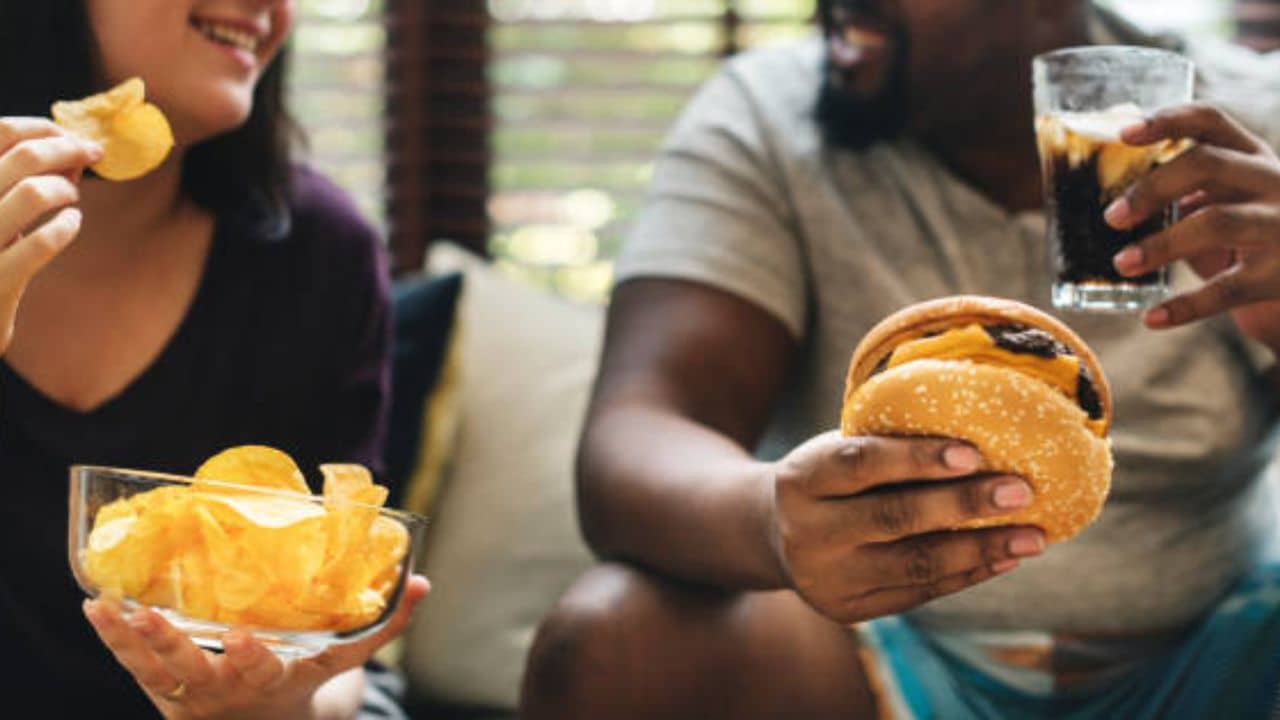 চিপস, কোল্ড ড্রিংক্স খেলে ৩২ রকমের রোগ জাঁকিয়ে বসবে, পুষ্টিবিদের টোটকায় কমান জাঙ্ক ফুড খাওয়া