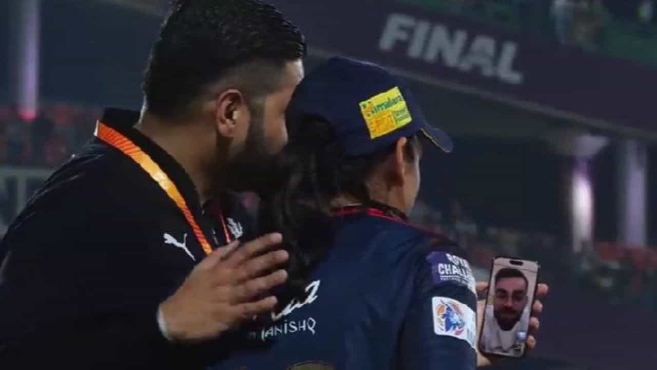 WPL 2024, Virat Kohli: চ্যাম্পিয়ন ক্যাপ্টেনকে ভিডিয়ো কলে শুভেচ্ছা কিং কোহলির WPL 2024, Virat Kohli: চ্যাম্পিয়ন ক্যাপ্টেনকে ভিডিয়ো কলে শুভেচ্ছা কিং কোহলির