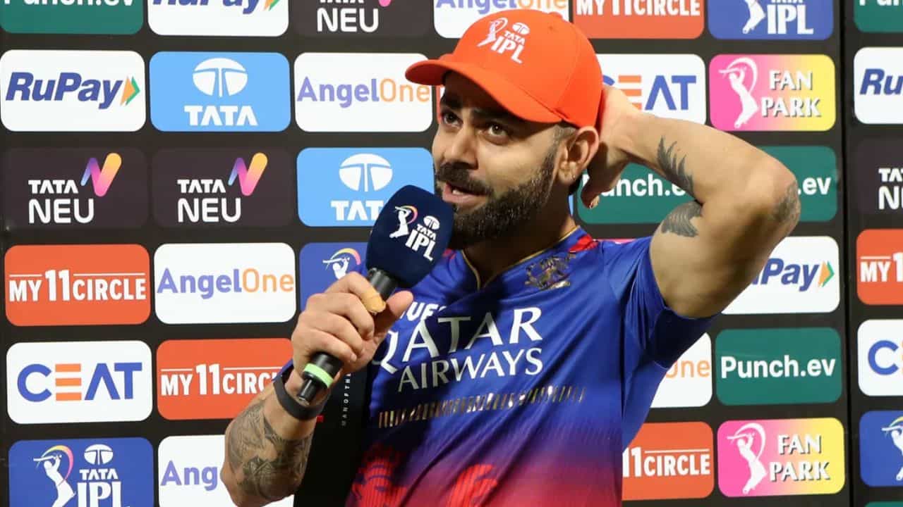 Virat Kohli: ম্যাচের পরই ভিডিয়ো কল, পরিবারকে পেয়ে সমর্থকদের ভুলে গেলেন বিরাট কোহলি! Virat Kohli: ম্যাচের পরই ভিডিয়ো কল, পরিবারকে পেয়ে সমর্থকদের ভুলে গেলেন বিরাট কোহলি!