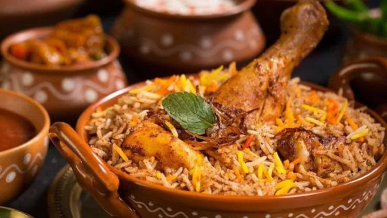 কথাতেই আছে ভেতো বাঙালি। ভাত বা ভাত জাতীয় খাবার খেতে সবসময়ই ভালবাসে বাঙালি। রোজ বাড়িতে ভাত খাওয়া হয়েই থাকে।(ছবি:Pinterest)