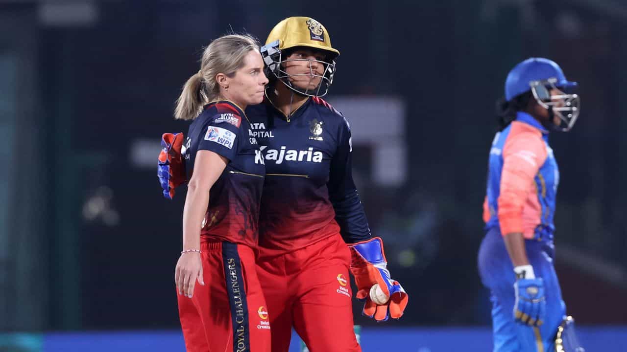 WPL 2024: শেষ ২ ওভারে হাওয়া বদল! চ্যাম্পিয়নদের হারিয়ে ফাইনালে স্মৃতিরা WPL 2024: শেষ ২ ওভারে হাওয়া বদল! চ্যাম্পিয়নদের হারিয়ে ফাইনালে স্মৃতিরা