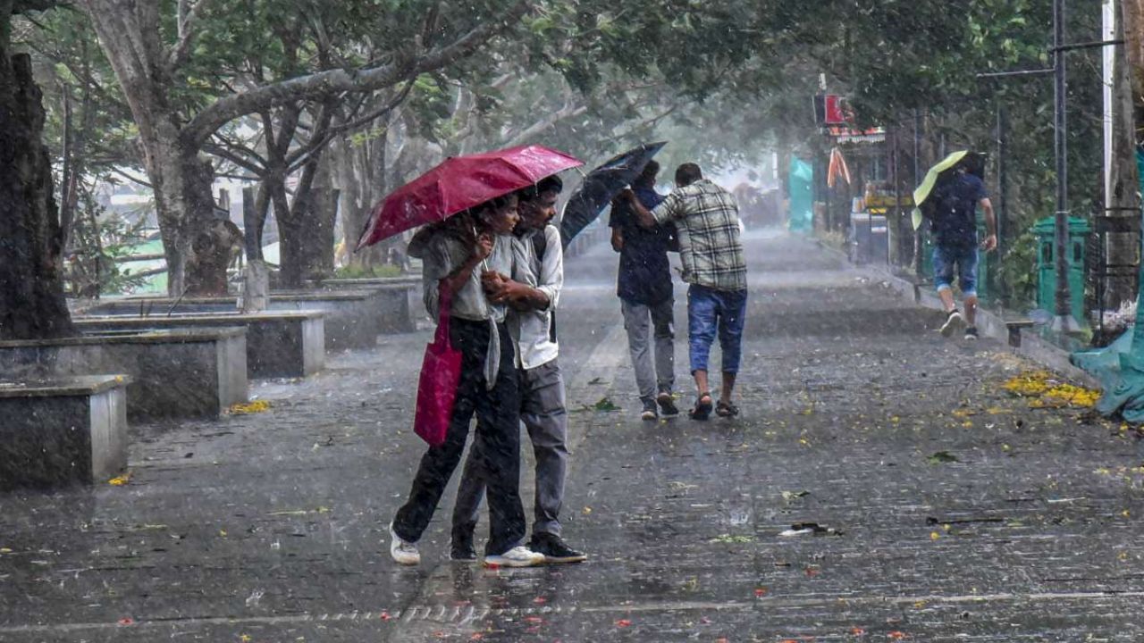 Rain in Bengal: তীব্র দাবদাহের মধ্যেই স্বস্তির বৃষ্টি শুরু, কয়েক ঘণ্টার মধ্যে ভিজতে চলেছে ৪ জেলা