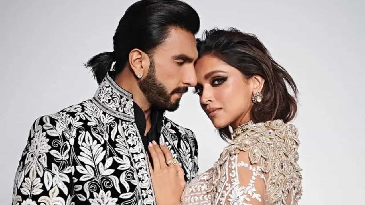 দেখতে দেখতে ছয় বছর হতে চলল সাত পাকে বাঁধা পড়েছেন দীপিকা পাড়ুকোন ও রণবীর সিং। গোপনে বেড়েছিল তাঁদের প্রেম। সকলের আড়ালেই হয় বাকদান।
