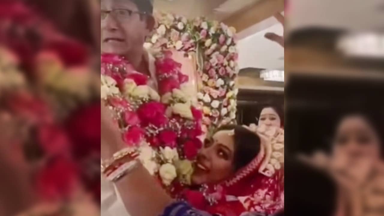 ভিডিয়ো: মণ্ডপে কাঞ্চনকে কোলে তুলে বনবন করে ঘোরালেন শ্রীময়ী!