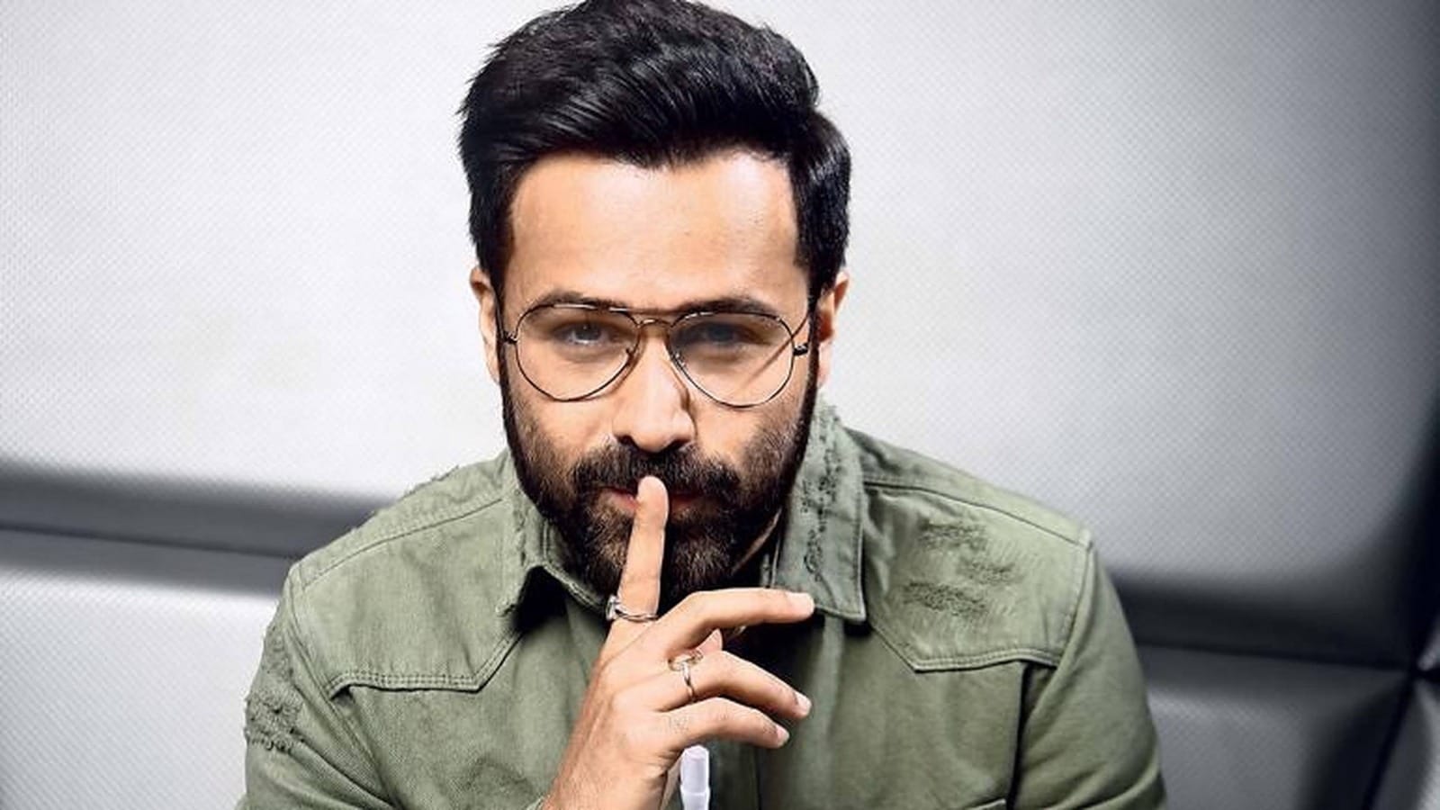 প্রশ্ন উঠছে অজয় দেবগণকে নিয়েও। আবারও বহু স্টার এই সকল সংস্থাকে হ্যাঁ বলে দেন, কেবল মাত্র তাঁদের পকেট গরম করার জন্য। এবার আর সেই পথে হাঁটলেন না ইমরান।
