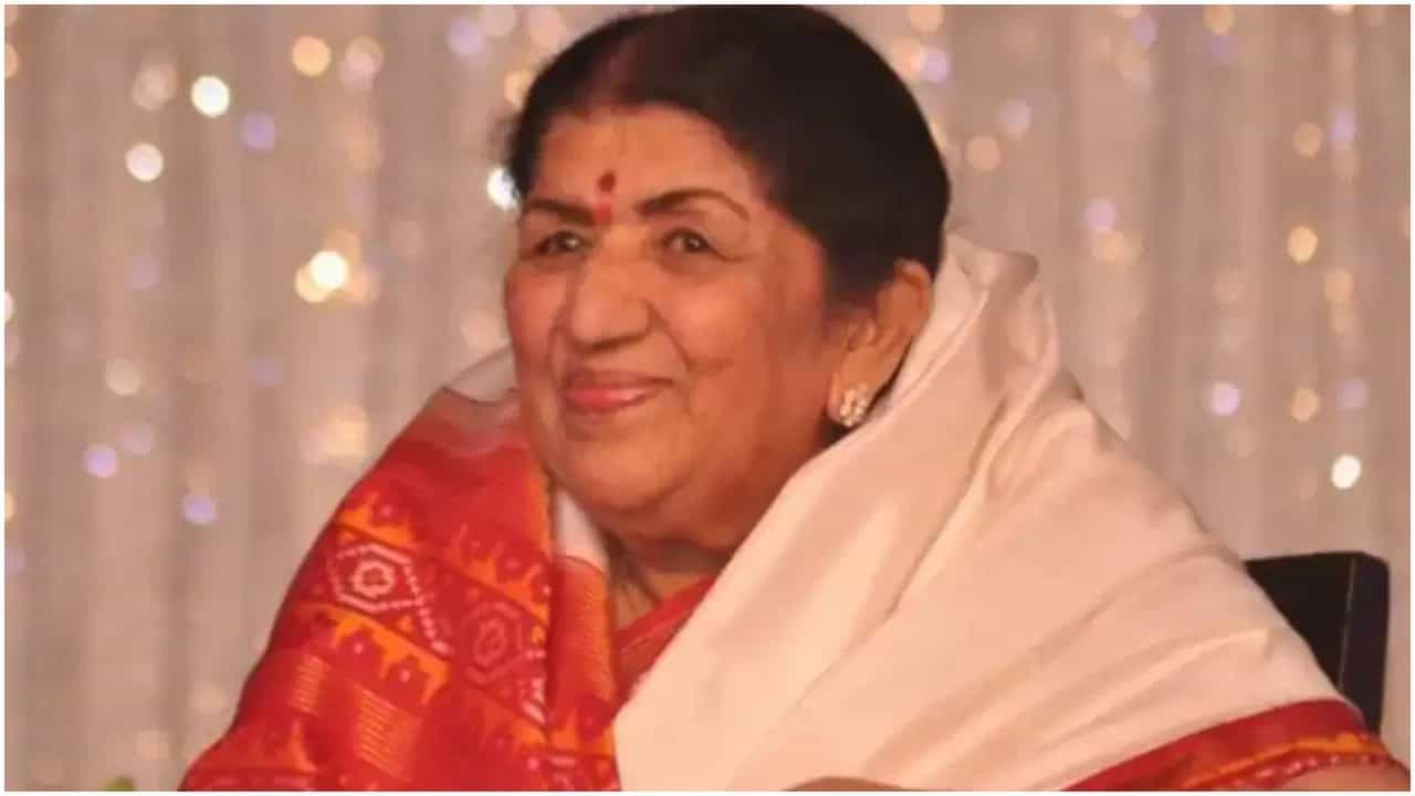 ২৮ সেপ্টেম্বর ২০২৩, গোটে দেশের স্মৃতিতে আজ সুরসম্রাজ্ঞী লতা মঙ্গেশকর। প্রয়াত গায়িকার ৯৪ তম জন্মদিন বলে কথা। করোনা কালে মৃত্যুর কোলে ঢোলে পড়েছিলেন যিনি। গোটা দেশ শোকস্তব্ধ হয়ে পড়েছিল। সুর হারিয়েছিল ভারত। আরও এক লতা মঙ্গেশকরের জন্ম কি সত্যি সম্ভব? 