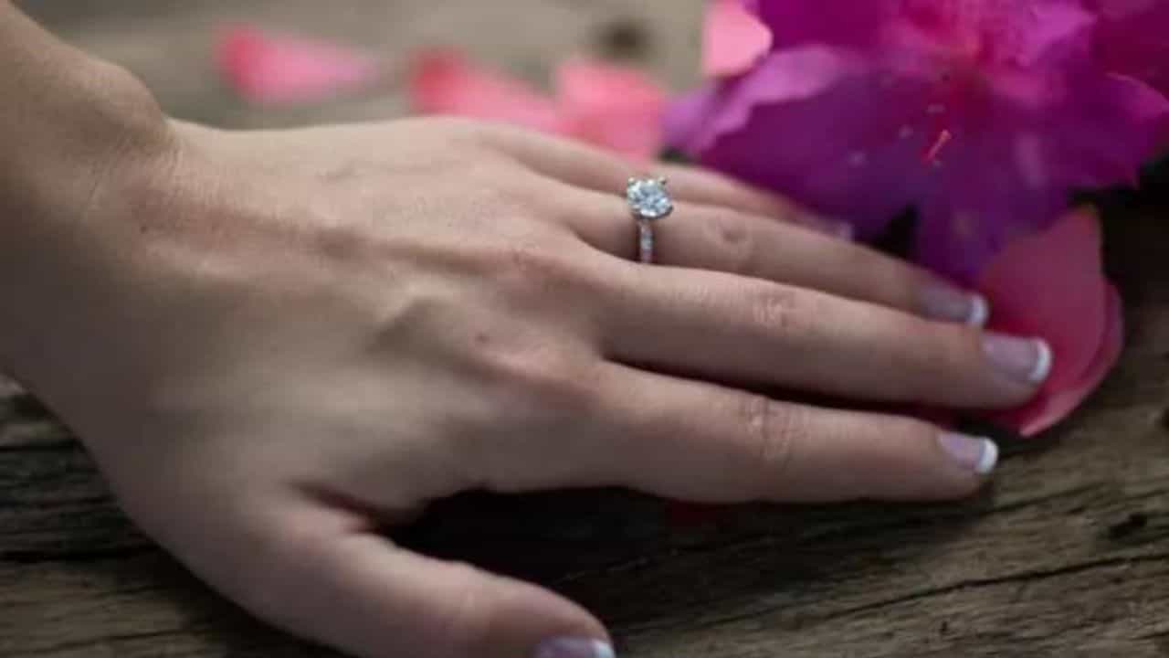 Who Should Not Wear Diamond: এই ৪ রাশির কখনওই হিরে ধারণ করা উচিত নয়! রয়েছে অপকারিতাও Who Should Not Wear Diamond: এই ৪ রাশির কখনওই হিরে ধারণ করা উচিত নয়! রয়েছে অপকারিতাও