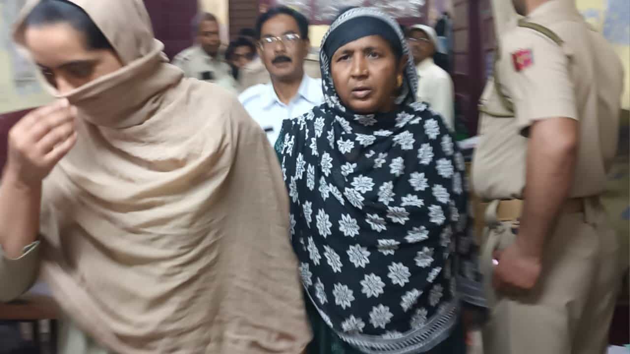 Hooghly: কাশ্মীর থেকে এল পুলিশ, তুলে নিয়ে গেল ঘটককে, বিয়ের নামে কী চলছিল হুগলিতে Hooghly: কাশ্মীর থেকে এল পুলিশ, তুলে নিয়ে গেল ঘটককে, বিয়ের নামে কী চলছিল হুগলিতে