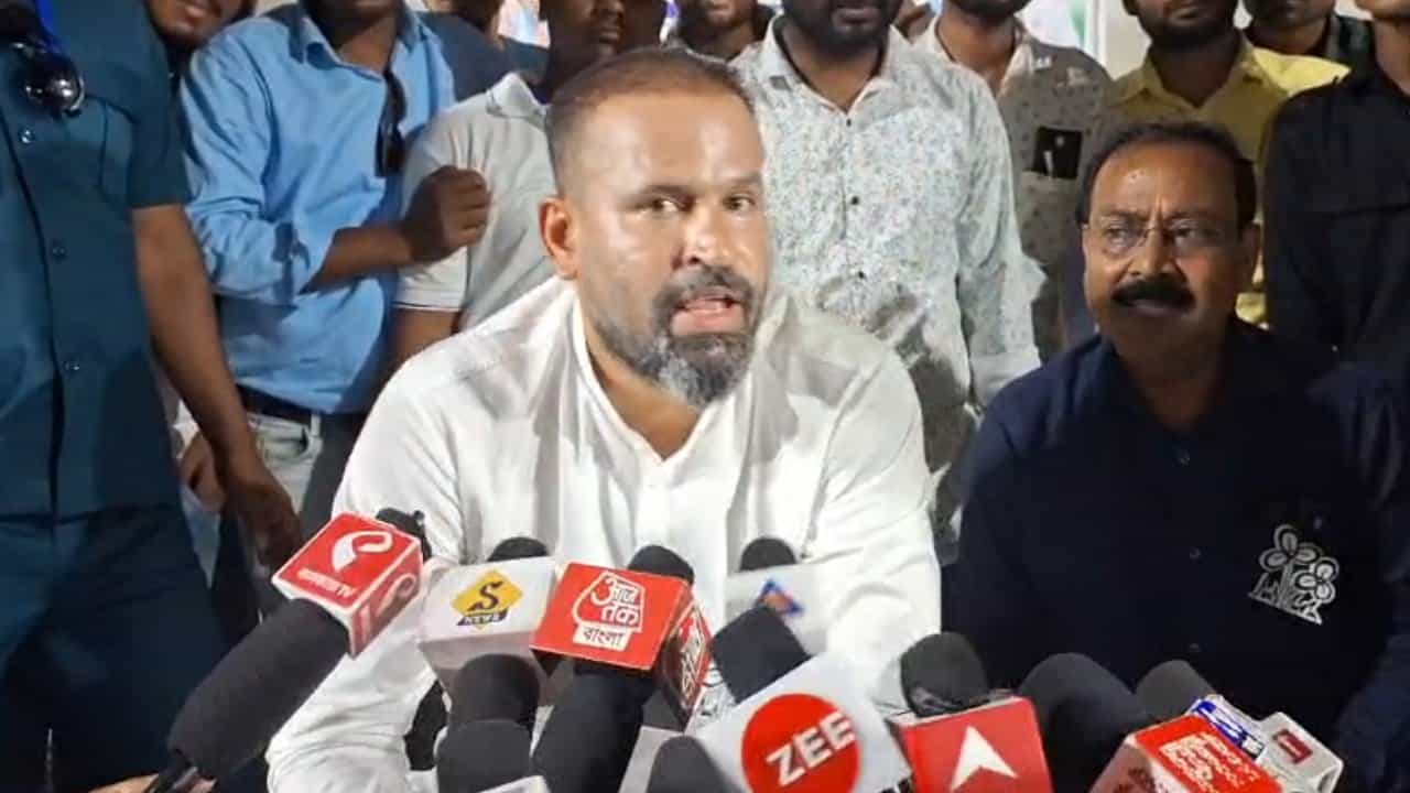 Yusuf Pathan: ইউসুফের প্রচারে বিশ্বকাপের ফ্লেক্স! বড় সিদ্ধান্ত জানিয়ে দিল কমিশন Yusuf Pathan: ইউসুফের প্রচারে বিশ্বকাপের ফ্লেক্স! বড় সিদ্ধান্ত জানিয়ে দিল কমিশন