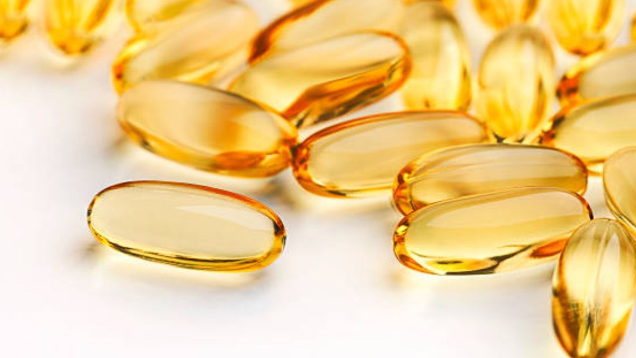 চোখের নীচে ডার্ক সার্কেল কমাতেও কার্যকরী অ্যান্টিঅক্সিডেন্টে সমৃদ্ধ অ্যালোভেরা জেল ও ভিটামিন ই ক্যাপসুল। এগুলি একসঙ্গে মিশিয়ে বাড়িতেই ফেসপ্যাক বানাতে পারেন। রোজ মুখে লাগালে উপকার পাবেন