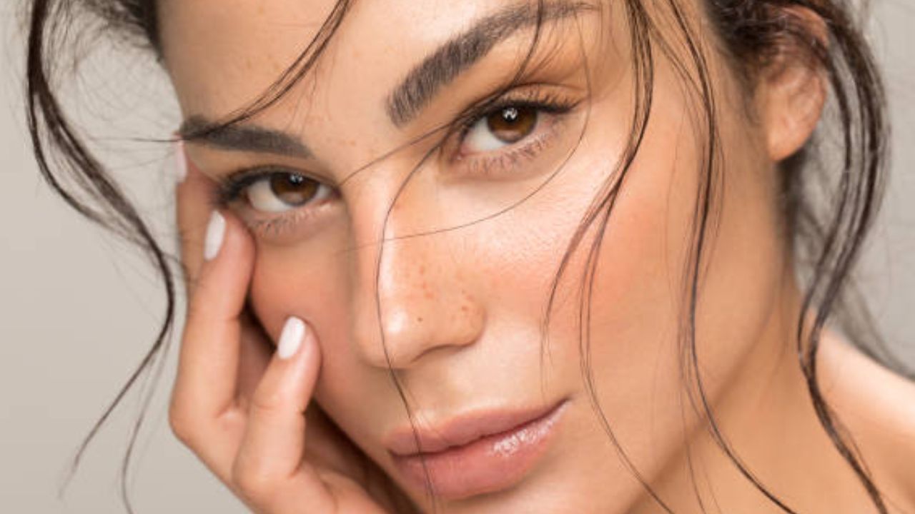 ব্রণর দাগে ভরে গিয়েছে মুখ? রোজ রোদে বেরিয়ে ত্বকের জেল্লা হারিয়ে গিয়েছে? মুখের দাগ তুলতে এবং জেল্লা ফেরাতে বিশেষ কোনও ক্রিম নয়, ব্যবহার করুন এই প্রাকৃতিক উপাদানটি