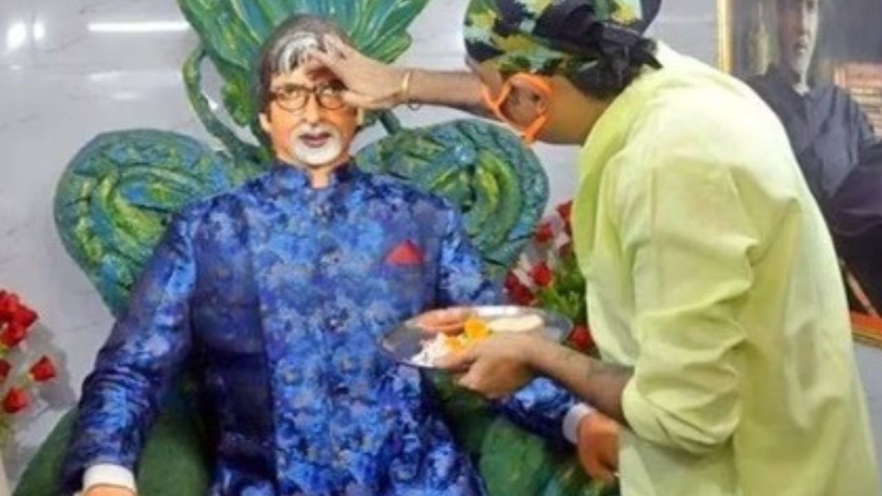 অমিতাভ-চালিসা! কলকাতার এই মন্দিরে পূজিত বিগ বি; নিত্য আরাধনা করা হয় তাঁর অমিতাভ-চালিসা! কলকাতার এই মন্দিরে পূজিত বিগ বি; নিত্য আরাধনা করা হয় তাঁর