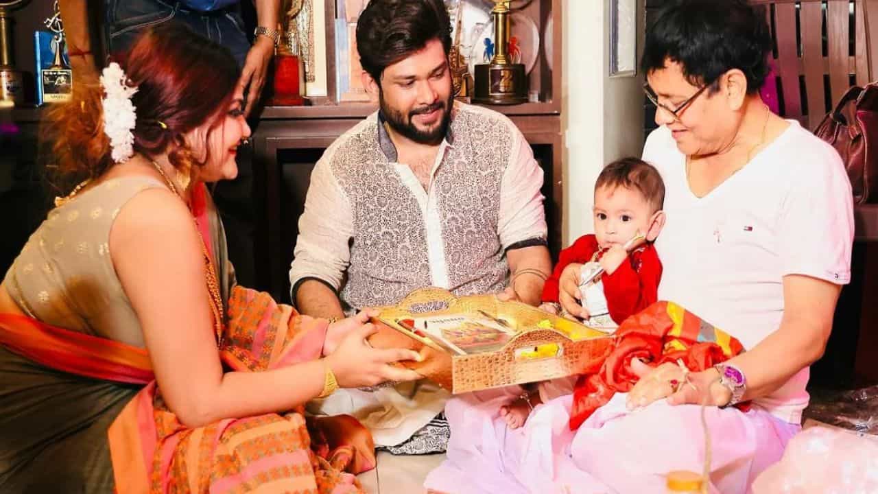  অনীক ধর, বাংলা সঙ্গীত জগতের পরিচিত মুখ তিনি। কিছু মাস আগেই বাবা হয়েছেন অনীক। কোল আলো করে এসেছে তাঁর ছোট আদবান। 