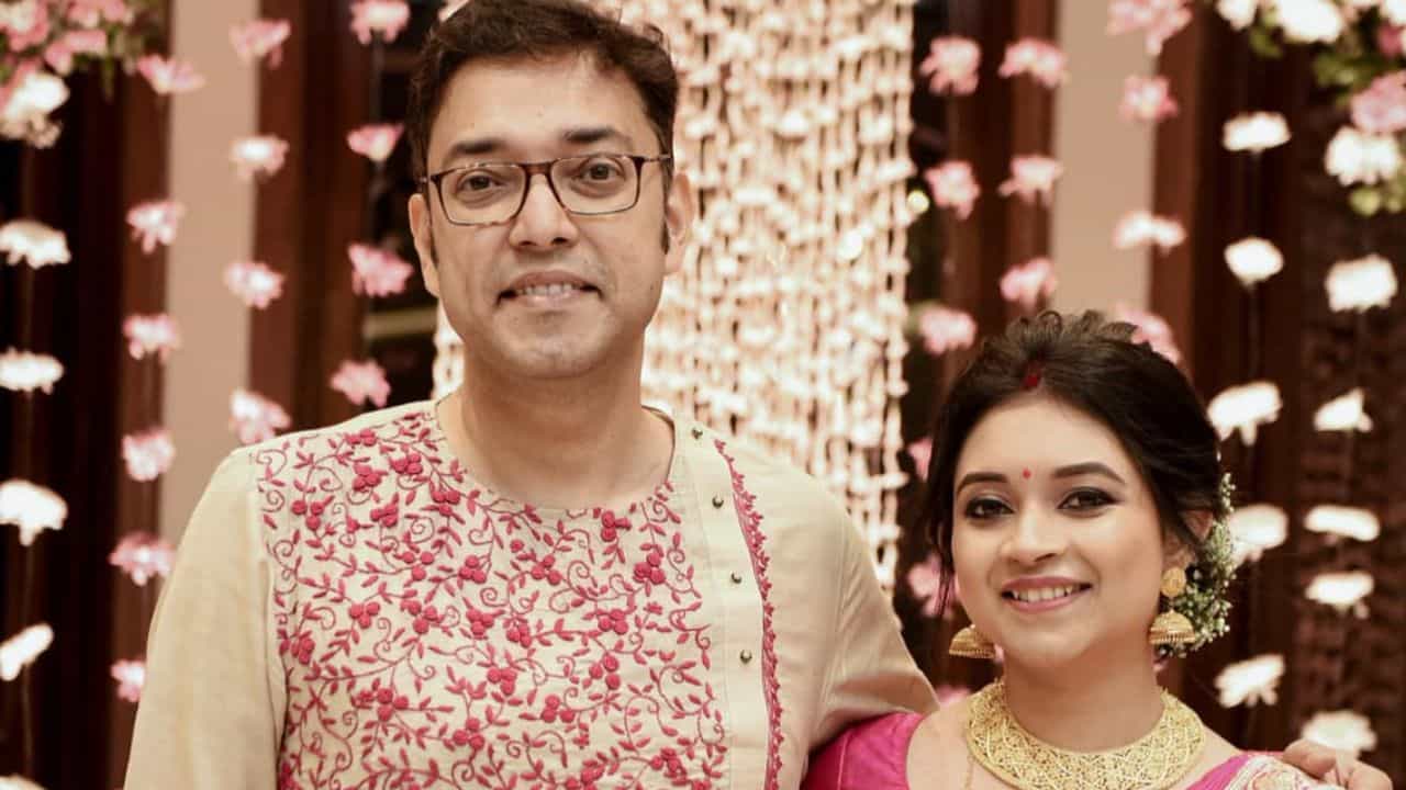 ফাগুন সন্ধেয় জুড়ল মন, বিয়ে করেই অনুপম বললেন, 'নতুন করে...' ফাগুন সন্ধেয় জুড়ল মন, বিয়ে করেই অনুপম বললেন, 'নতুন করে...'
