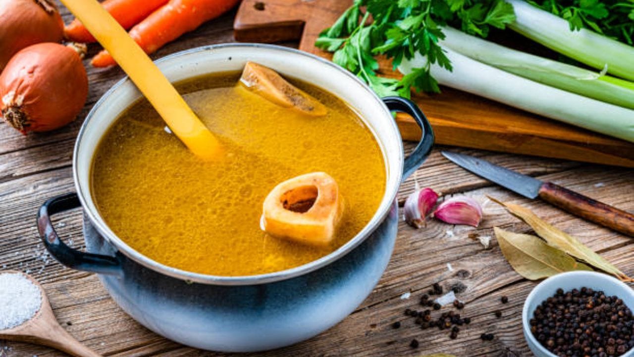 Arthritis বাতের ব্যথায় হাঁটতেচলতেও কষ্ট? এই ৬ পানীয়তে চুমুক দিলে