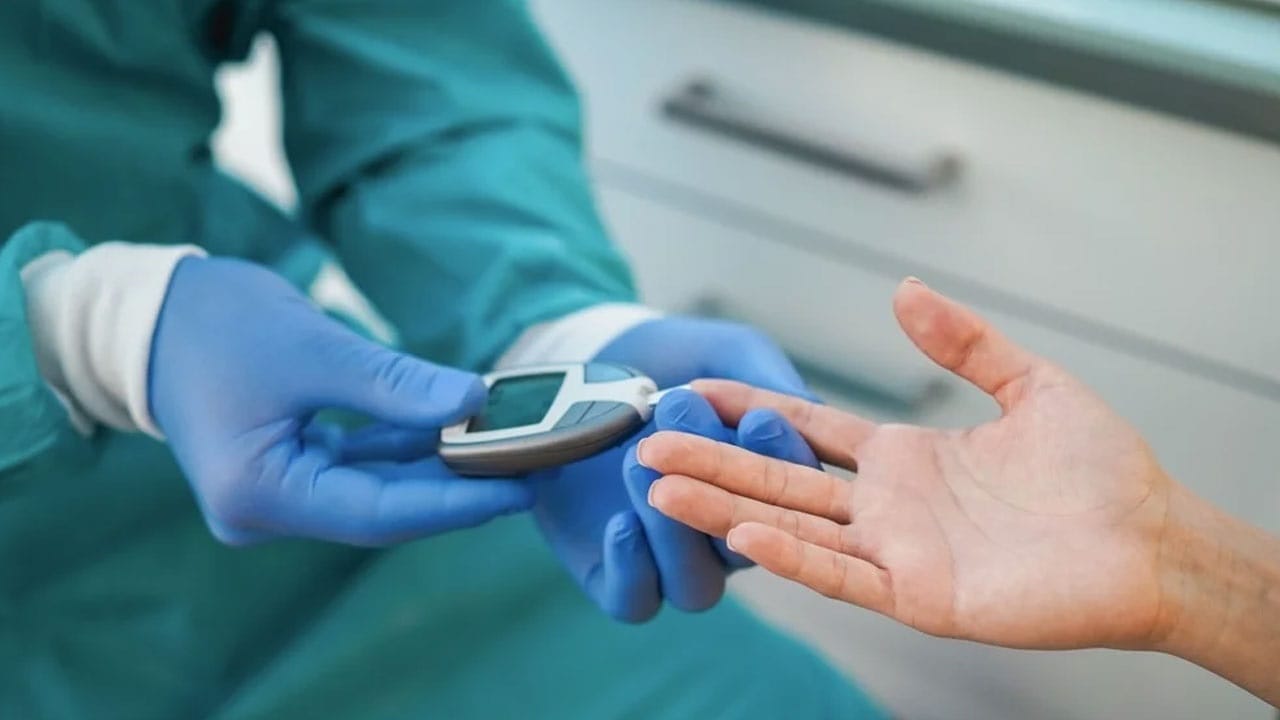 তাছাড়াও ঘাড় কালো হয়ে গেলে বুঝতে হবে, আপনার লিভারে কোনও সমস্যা হচ্ছে। লিভার ঠিকভাবে কাজ করছে না। এছাড়াও স্ট্রোক হওয়ার সম্ভাবনা রয়েছে। 