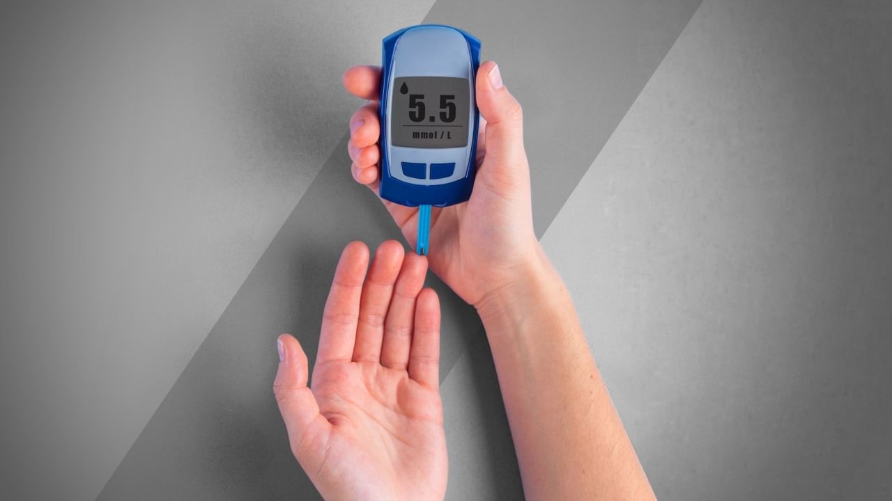 কিন্তু আদতেও তেমন কিছু নয়। শরীরে বাসা বাঁধছে ভয়ঙ্কর রোগ। আর তাই দিনের পর দিন ঘাড় কালো হয়ে যাচ্ছে। স্বাস্থ্য় বিশেষজ্ঞদের মতে, ডায়াবেটিস থাকলে এই ধরনের লক্ষণ দেখা দেয়। 