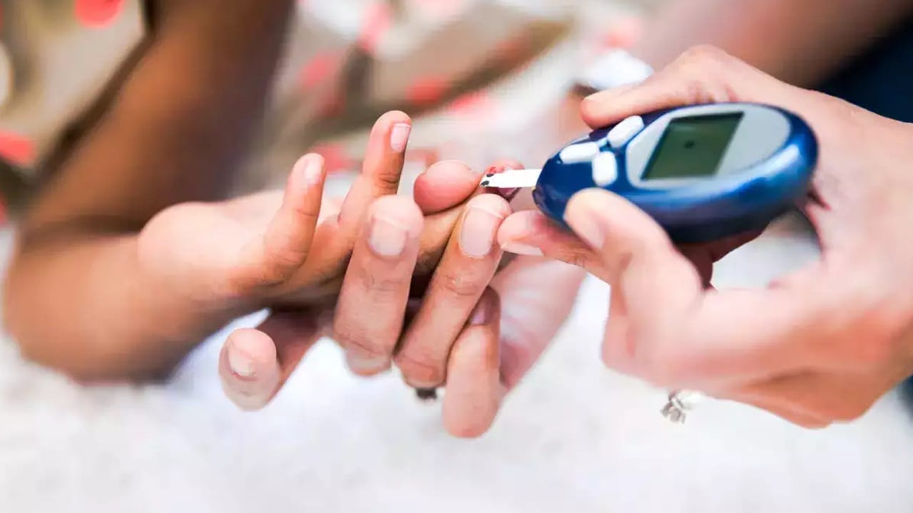 শুধুই ঘাড় কালো হয়ে যাওয়া নয়, ডায়াবেটিসের অনেক উপসর্গ রয়েছে। যেমন ঘন ঘন প্রস্রাব হওয়া, ক্রমাগত ওজন কমে যাওয়া, হাত-পা কাপতে থাকা ইত্যাদি। 