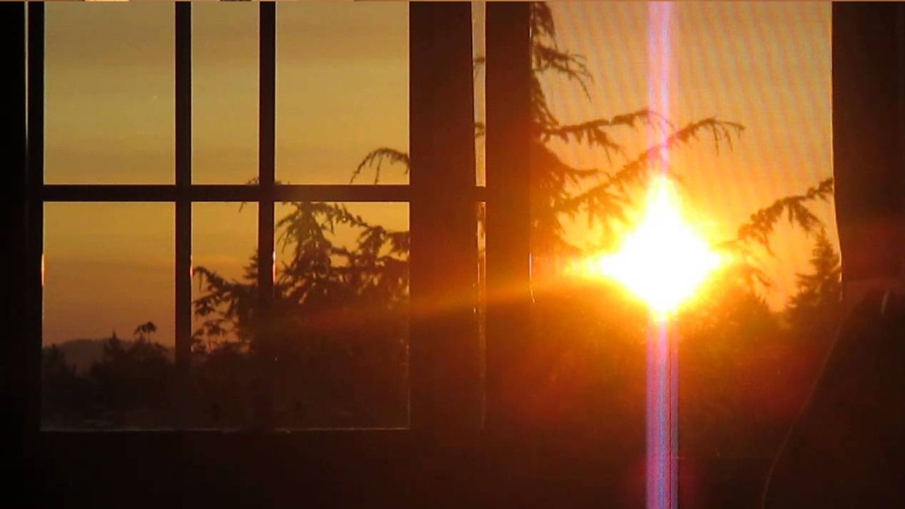 ধর্মীয় শাস্ত্রে সূর্যোদয়ের ঠিক দেড় ঘণ্টা আগের সময়কে ব্রাহ্ম মুহুর্ত বলা হয়। ব্রহ্ম মুহুর্ত হল সেই সময় ঈশ্বরের সময় বলে পরিচিত। বিশ্বাস অনুসারে, এই সময়ে বায়ুমণ্ডল বিশুদ্ধ, শক্তিসম্পন্ন, শান্ত ও আধ্যাত্মিকতায় পরিপূর্ণ থাকে। জ্যোতিষশাস্ত্র অনুসারে, মহাবিশ্বের স্রষ্টা ভগবান ব্রহ্মার নামানুসারে এর নামকরণ করা হয়েছে বলে উল্লেখ করা হয়েছে।