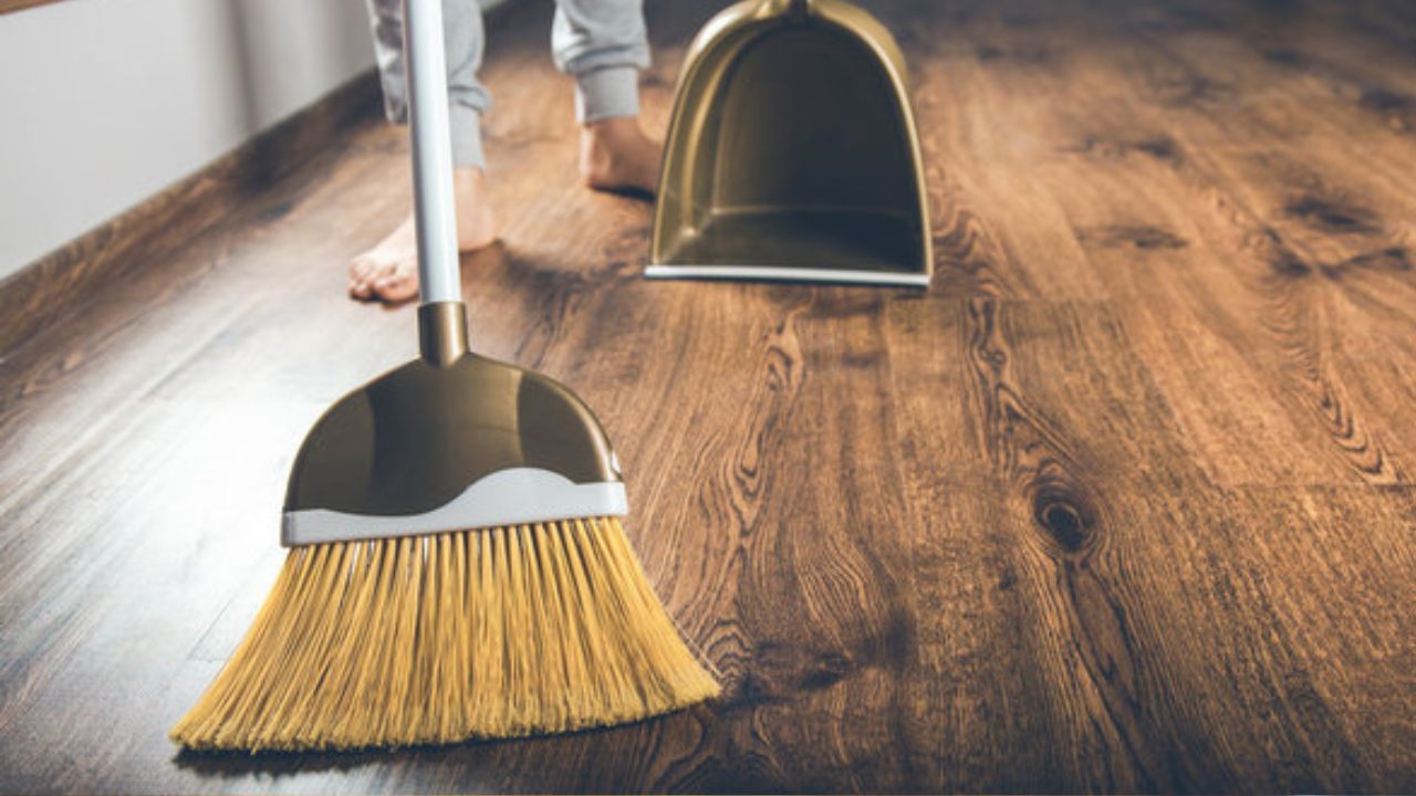 বিশ্বাস অনুসারে, এই শুদ্ধ সময়ে বাড়িতে ঝাড়ু ব্যবহার করা হলে দেবী লক্ষ্মীও ঘরে প্রবেশ করেন না। বাড়িতে নেতিবাচক শক্তি বাসা বাঁধতে পারে তাতে। হিন্দু ধর্মীয় শাস্ত্রে ব্রহ্ম মুহুর্তে বেশ কিছু কাজ করলে এ সময় আত্মায় শান্তি ও ইতিবাচক শক্তির বিকাশ ঘটে।