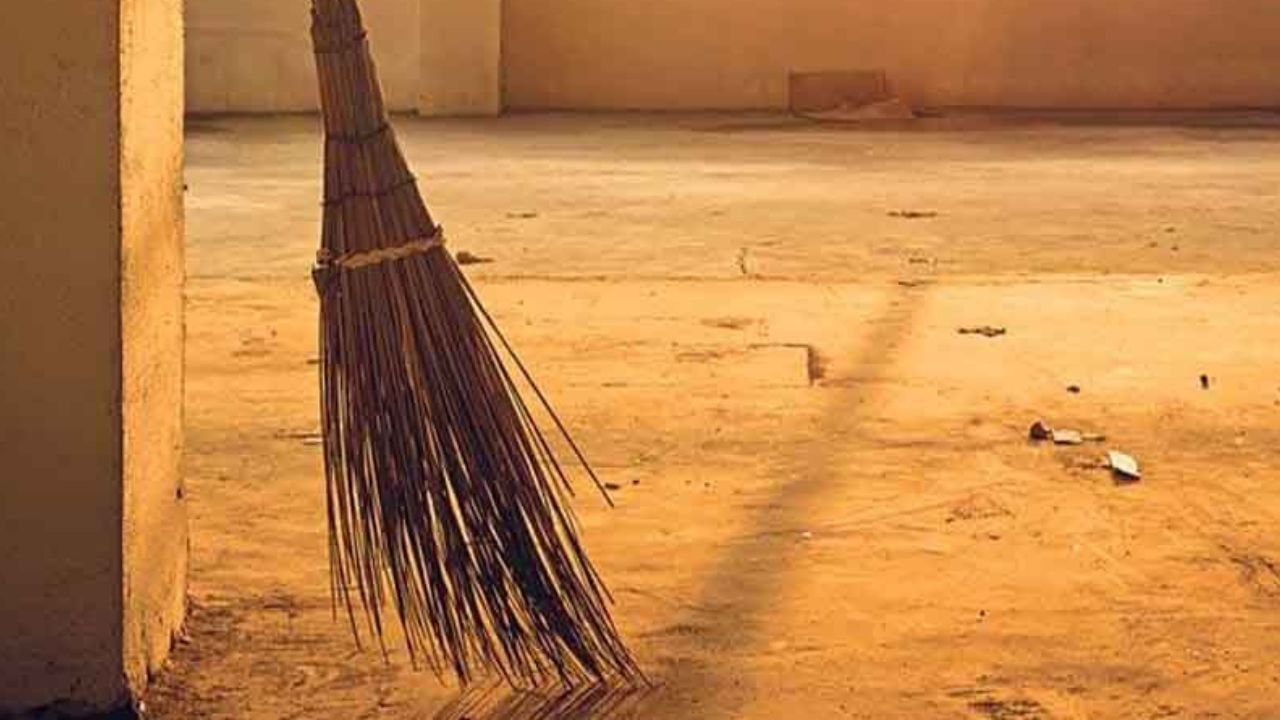 এই বিশেষ সময়ে করা হলে ঘরে সুখ, সমৃদ্ধি বয়ে আসে। ব্রহ্ম মুহুর্তে ঘর ঝাড়ু দেওয়া শুভ নয় বলে মনে করা হয়। কিন্তু এই সময় কেন ঝাড়ু বা ঝাঁট দেওয়া নিষিদ্ধ কেন, তা জানা উচিত।