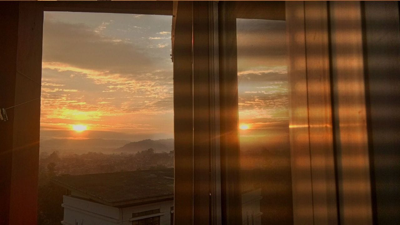 জ্যোতিষশাস্ত্র অনুসারে ব্রহ্ম মুহুর্তে ঝাড়ু দেওয়া শুভ নয়। ব্রহ্ম মুহুর্ত হল সেই সময় যখন ঘরে ইতিবাচক শক্তি প্রবেশ করে। যদি ঘর থেকে আবর্জনা তুলতে ঝাড়ু ব্যবহার করেন, চাহলে ঘরের ইতিবাচক শক্তি নেতিবাচকতায় রূপান্তরিত হতে পারে।