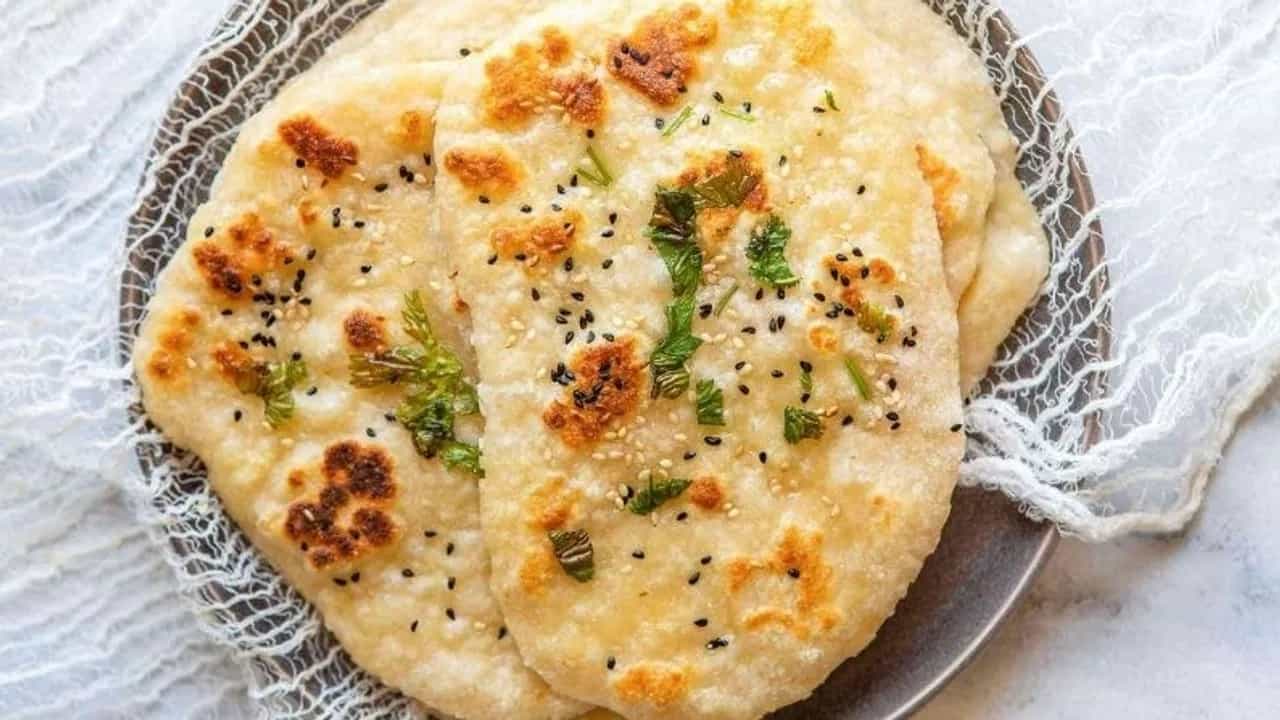 রেস্তরাঁয় গিয়ে যে গরম গরম বাটার নান খান, তা এবার আপনি খুব সহজেই বাড়িতে বানিয়ে নিতে পারবেন। তাই রোজ রোজ একঘেয়ে রুটি, লুচি ছেড়ে আপনি পাতে এই পদ রাখতেই পারেন।