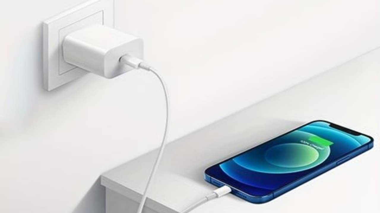 মোবাইল চার্জারে লাগছে আগুন, চার্জে বসানোর আগে অবশ্যই দেখুন 3 জিনিস