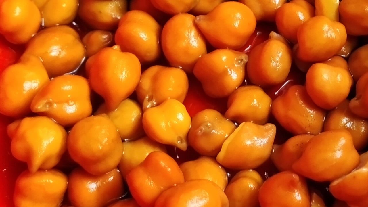 রক্তে শর্করার মাত্রা নিয়ন্ত্রণে রাখতে ছোলা খেতে পারবেন। কারণ এতে রয়েছে উচ্চ গ্লাইসেমিক সূচকযুক্ত খাবারের তালিকায় রয়েছে। তাই এটি ডায়াবেটিস রোগীদের জন্য বেশি উপকারী।