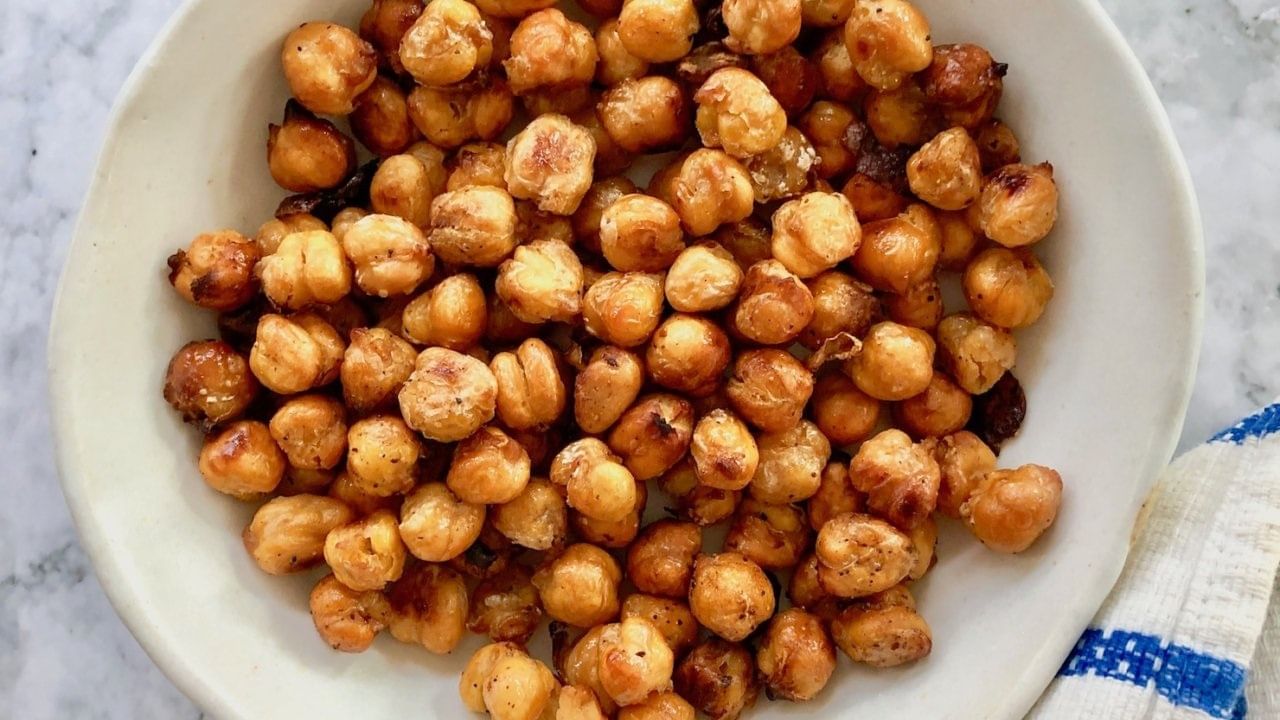 ভাজা ছোলা খাওয়ার অনেক উপকারিতা রয়েছে, এতে ভালো পরিমাণে প্রোটিন রয়েছে এবং এটি ওজন কমাতেও সাহায্য করে। 