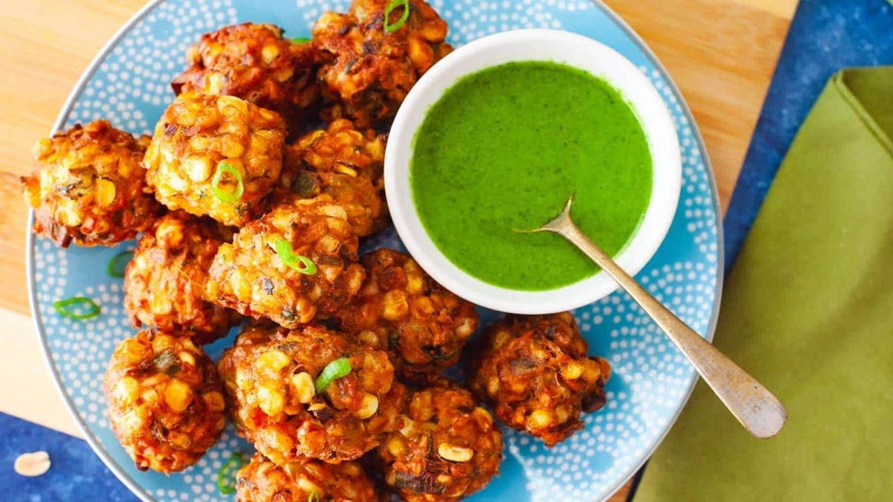 এখানেই শেষ নয়। সেই সঙ্গে মেশান হলুদ গুঁড়া, লাল মরিচের গুঁড়া, চাট মসলা, স্বাদ অনুযায়ী নুন। এবার সবকিছু ভাল করে মিশিয়ে পকোড়ার আকারে পাত্রে রাখুন।