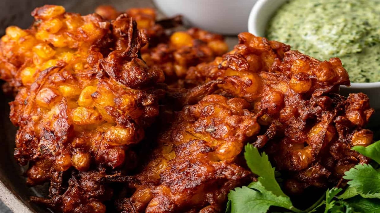 এবার একটি কড়াইতে তেল গরম করুন। তারপরে সেই তৈরি করে রাখা পকোড়া অল্প অল্প করে ভেজে নিন। বাদামী হয়ে এলে তুলে নিন। 