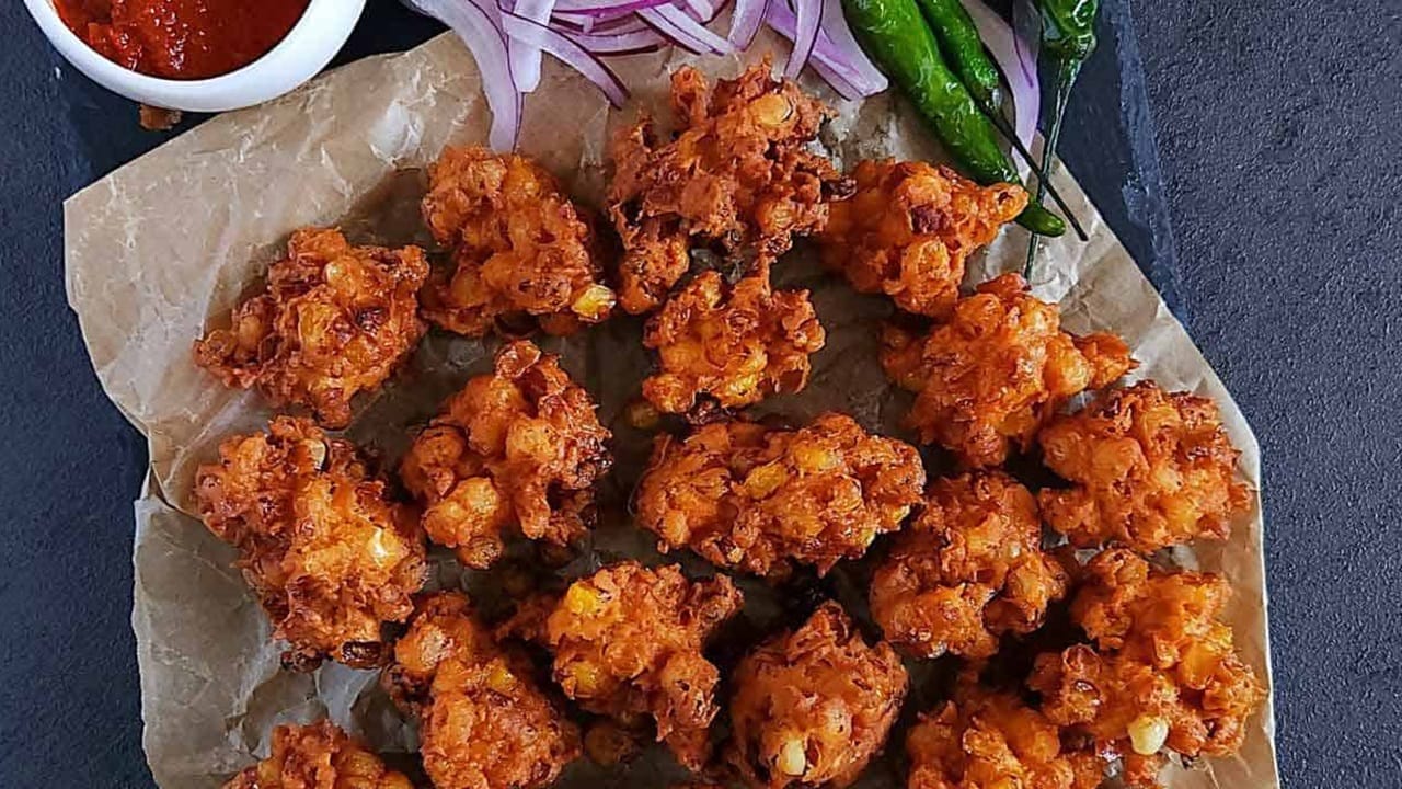 সুইট কর্ন পকোড়া বানিয়ে ফেলুন। সুইট কর্ন পাকোড়া তৈরি করতে প্রথমে সেদ্ধ করে ভাল করে ম্যাশ করে নিন। এবার এতে বেসন, সামান্য সুজি, কাটা পেঁয়াজ, কাঁচা মরিচ, ধনেপাতা দিন।