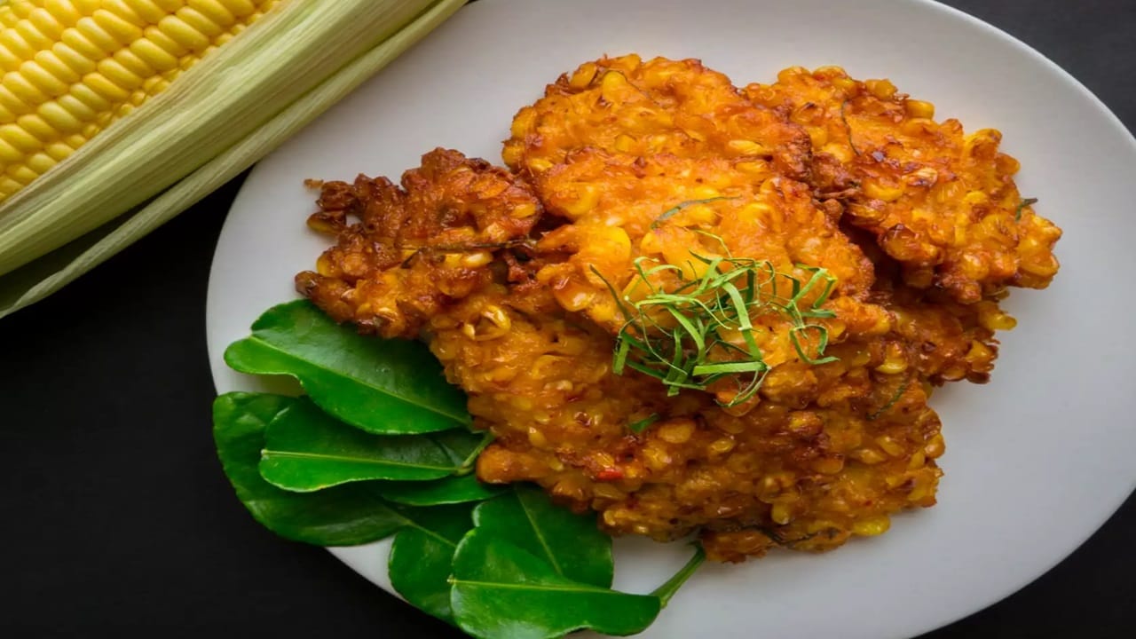 সন্ধ্যে হলেই মন চায় মুচমুচে কিছু খেতে। কিন্তু রোজ রোজ তো আর চপ মুড়ি নিয়ে বসা যায় না। সেই সঙ্গে স্বাস্থ্যের খেয়ালও রাখতে হবে। তাই অন্যরকম এই স্ন্যাক্স বানাতে পারেন।