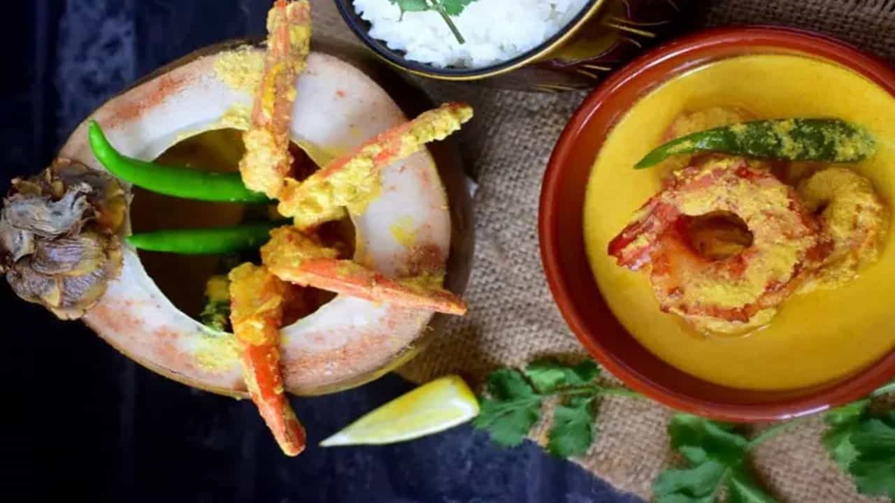 রেস্তরাঁয় যে যে খাবারগুলো অনেক দাম দিয়ে খান, তা সহজেই বাড়িতে বানিয়ে ফেলা যায়। ফলে ছুটির দিনে অন্যরকম কিছু বানিয়ে খেতেই পারেন। তেমনই একটি সহজ রান্না হল ডাব চিংড়ি। 